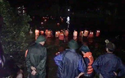 Thanh Hóa: Xe máy Exciter chở 4 lao xuống sông, 2 người chết, 2 người bị thương