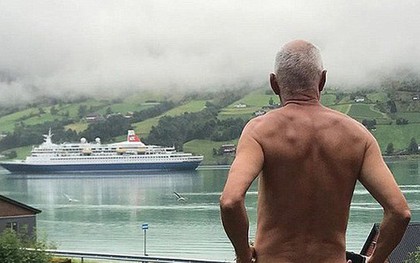 Chính trị gia 71 tuổi khỏa thân "tỏ thái độ" với du thuyền