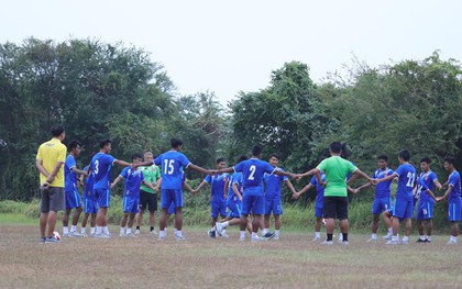 Sau Việt Nam, đến lượt Olympic Myanmar phải tập trên mặt ruộng