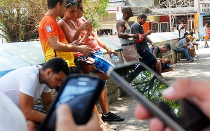 Người dân Cuba sung sướng lần đầu được dùng Internet di động miễn phí