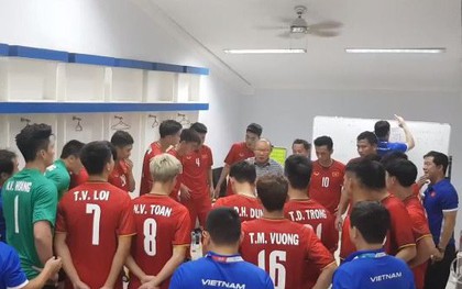 Clip xúc động: HLV Park Hang Seo truyền lửa cho cầu thủ Olympic Việt Nam trước trận ra quân ở ASIAD 2018