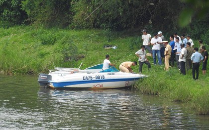 Hoảng hồn phát hiện người nước ngoài chết loã thể trên sông Hương