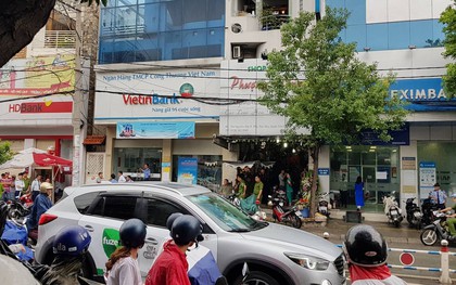 Thanh niên thản nhiên ngồi đếm tiền sau khi cướp ngân hàng ở Sài Gòn dương tính với ma tuý