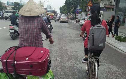 Xúc động hình ảnh 2 mẹ con đạp xe lên phố nhập học: Con dù lớn vẫn là con của mẹ, đi hết đời lòng mẹ vẫn theo con