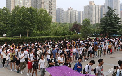Nhìn sinh viên Trung Quốc xếp hàng dài, chen chúc nhau tưởng họ đi săn đồ sale, ai ngờ tranh chỗ vào thư viện học