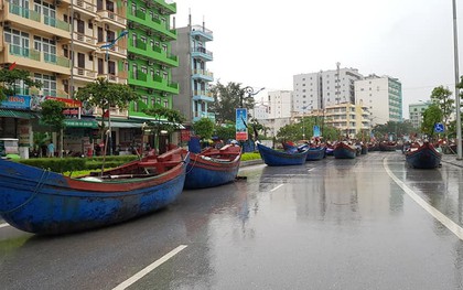 Tàu thuyền "lên bờ", xếp hàng ngay ngắn trên đường phố để tránh bão đổ bộ