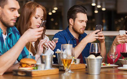 Đừng bao giờ nên dùng smartphone khi ngồi cùng bạn bè, nếu không muốn hậu quả xấu xảy ra