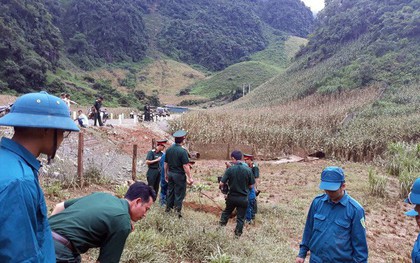 Bộ đội giúp dân trồng cây bơ giữa sào huyệt ma túy ở Lóng Luông