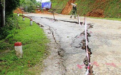 Thêm 8 căn nhà bất ngờ nứt toác, đổ nghiêng về phía sông Đà