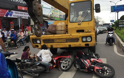 Xe cứu hộ tông 3 xe máy chờ đèn xanh, bé trai 6 tuổi tử vong