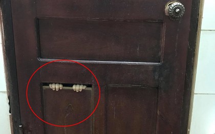 Giật mình khi thấy "đôi tay bí ẩn" sau cánh cửa cũ kỹ, nhưng khi đọc cả câu chuyện nhiều người liền bật cười nắc nẻ
