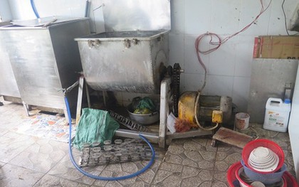 Sốc: Cơ sở sản xuất thực phẩm ở TP.HCM làm chả lụa "bẩn" trong khu vực nhà vệ sinh