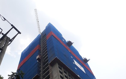 Hà Nội: Đứt cáp cẩu tháp công trình cao ốc 39 tầng, vật liệu xây dựng rơi từ độ cao hàng chục mét làm đổ sập nhà điều hành