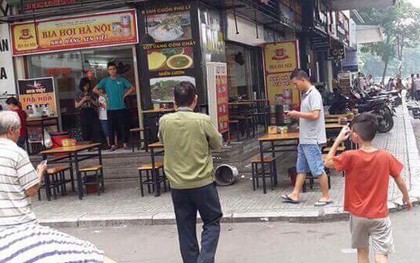 Hà Nội: Thùng vữa từ "trên trời rơi xuống" làm thủng mái che nhà hàng ở chung cư Linh Đàm, nhiều người hoảng loạn