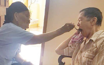 Bà cụ 90 tuổi vượt ngàn km từ Lâm Đồng ra Hà Nội thăm em trai 85 tuổi, còn tự tay bón cơm: Tình cảm anh chị em mãi bền lâu đến lúc về già!