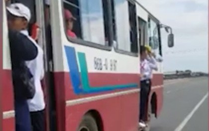 Học sinh bám trên cửa ô tô đang chạy tốc độ cao trên quốc lộ ở Bình Thuận