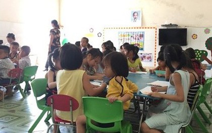 Hà Tĩnh: Phụ huynh mếu máo vì hàng trăm trẻ chưa được đến trường