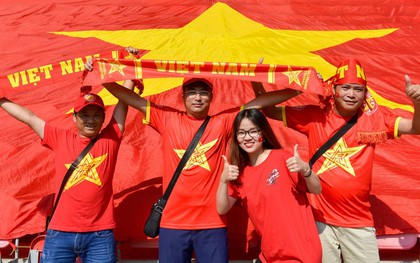 Quốc kỳ Việt Nam khổng lồ tung bay tiếp lửa cho tuyển Olympic tại ASIAD 2018