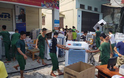 Cột điện cháy như pháo hoa ở Hà Nội, bộ đội giúp dân chạy đồ
