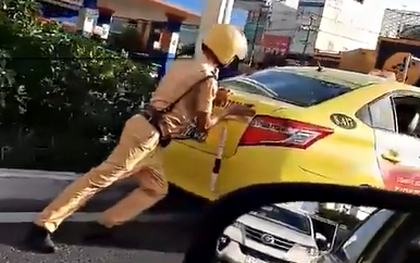 Chiến sĩ CSGT Đà Nẵng giúp tài xế taxi đẩy xe bị hỏng giữa đường, nhiều người thấy vậy cũng chạy tới góp sức