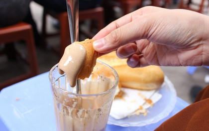Ở Hà Nội có những kiểu ăn bánh mì chấm hay ho mà mùa nào cũng thấy "ngon hết sẩy"