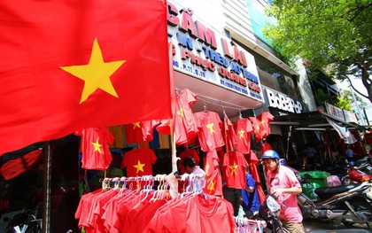 Ảnh: Người Sài Gòn đổ xô đi mua áo và cờ Tổ quốc, sẵn sàng "cháy" hết mình vì Olympic Việt Nam
