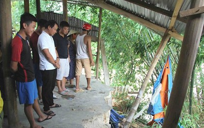 Khoảnh khắc chứng kiến sông "nuốt chửng" bờ tường rào, người dân chạy khỏi nhà trong đêm