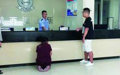 Trung Quốc: Người mẹ già quỳ trước đồn cảnh sát, cầu xin bắt giam đứa con trai cờ bạc, hư hỏng