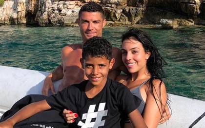 Ronaldo và bạn gái Georgina bỏ theo dõi Instagram của Real Madrid