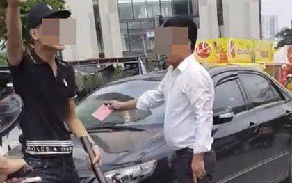 Vụ tài xế ô tô giơ thẻ đỏ sau va chạm giao thông: Thanh niên cầm điếu cày bất ngờ tố ngược tài xế