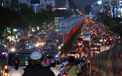 Kẹt xe kinh hoàng trên đường vào sân bay Tân Sơn Nhất, người dân bỏ ô tô bắt xe ôm để kịp giờ check-in