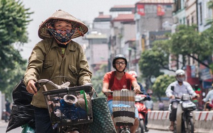 Một ngày đạp xe nhặt rác của người mẹ nghèo nuôi 3 cô con gái đỗ Đại học