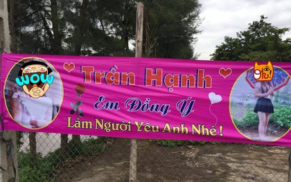 Góc yêu phải nói: Thanh niên in băng rôn, biểu ngữ kèm hình bạn gái treo trước cổng để tỏ tình