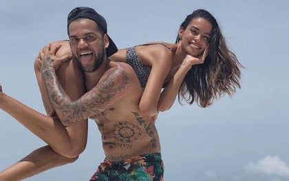 Dani Alves diễn "cảnh nóng" với bà xã tại Maldives