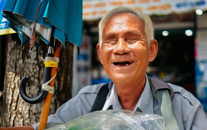 Chuyện tình chưa kể của ông lão mù bán bánh thuẫn ở Sài Gòn: "Tui nhỏ hơn vợ 2 tuổi, mà nói chuyện dễ mến nên bả ưng tui!"