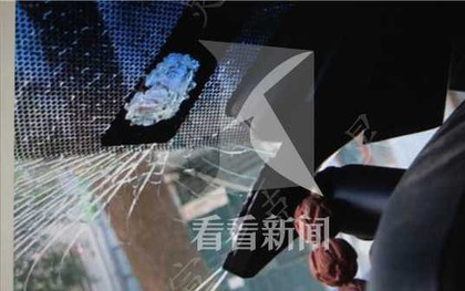 Trung Quốc: Chỉ vì lười di chuyển, người phụ nữ ném túi đồ từ tầng 10 xuống làm vỡ kính xe ô tô trong chung cư