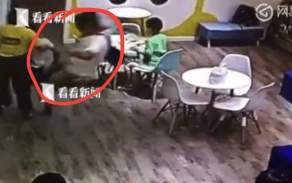 Trung Quốc: Người đàn ông hành hung một đứa trẻ chỉ vì lỡ đạp đổ đồ chơi của con gái mình