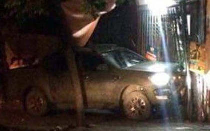 Đánh nhau ngã ra đường, bị đối thủ lái ô tô bán tải chèn chết tại chỗ