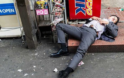 Hong Kong: Say xỉn rồi ngủ quên trên phố, nhân viên ngân hàng bị trộm cuỗm mất 57000 USD