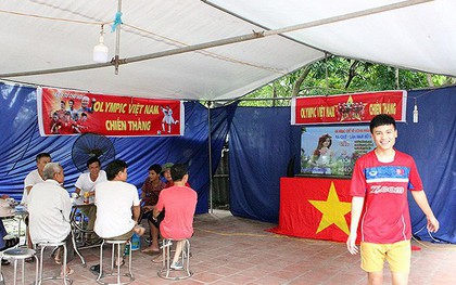 Cả làng kéo đến bắc rạp, mở tiệc tại nhà cầu thủ Quang Hải