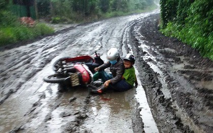 Cận cảnh con đường sình lầy không tưởng khiến người lớn, trẻ em ngã dúi dụi trong bùn đất