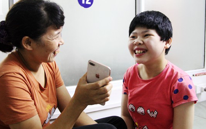 Bé gái 10 tuổi bại não thích nghe nhạc vàng và chuyện chưa kể về nụ cười sau những tiếng thét vang trời