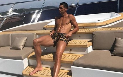 Ronaldo khoe dáng cực chuẩn khi cùng bạn gái nghỉ dưỡng trên du thuyền