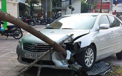 Xế hộp Camry tông liên hoàn trên phố Hà Nội, 2 người bị thương