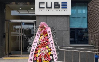 Antifan nhà CUBE gửi hẳn vòng hoa đến trước cửa công ty kèm 2 dòng nhắn “chúc mừng” đầy thâm thuý