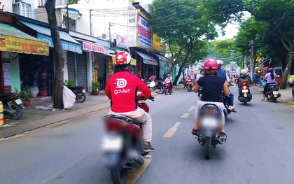 Va quệt nhỏ trên đường, thanh niên mặc áo Go-Viet dùng dao đâm người ngã gục ở trung tâm Sài Gòn