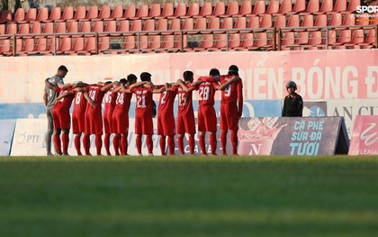 Văn Lâm và các đồng đội cúi đầu tri ân cổ động viên đặc biệt của Hải Phòng FC