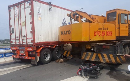 Bị kéo lê hơn 10 mét dưới gầm xe container, người đàn ông chết thảm