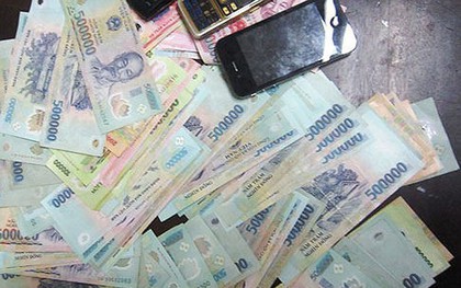 Phá ổ nhóm cờ bạc chuyên sát phạt trong… nhà vệ sinh