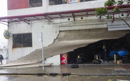 Video: Tòa nhà ở Hong Kong đung đưa, kính vỡ tung tóe trong bão MANGKHUT